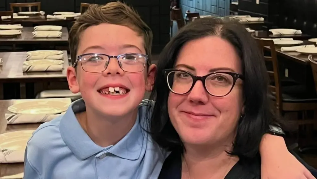En la fotografía aparece Dana Foley con su hijo, Lennon, "su mayor orgullo y alegría".