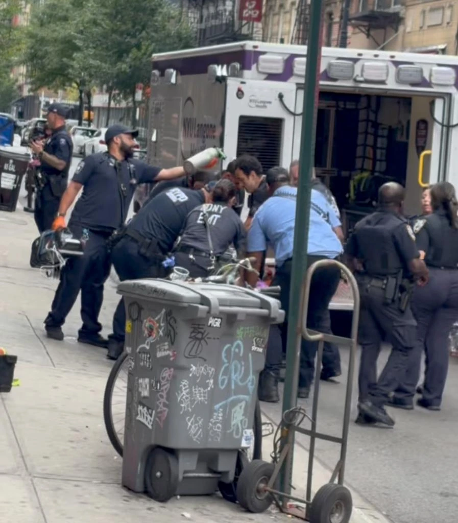 Los servicios de emergencia trasladan a Wei Chan, de 54 años, a una ambulancia.