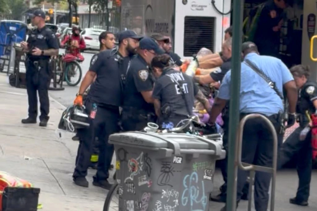 Los servicios de emergencia acudieron el domingo por la tarde al lugar de un intercambio de intercambio de proyectiles en el que se vio involucrada la policía en el Lower East Side de Manhattan, después de que Wei Chan golpeara a su padre Chung, de 75 años, en la cabeza con un cuchillo de carnicero.