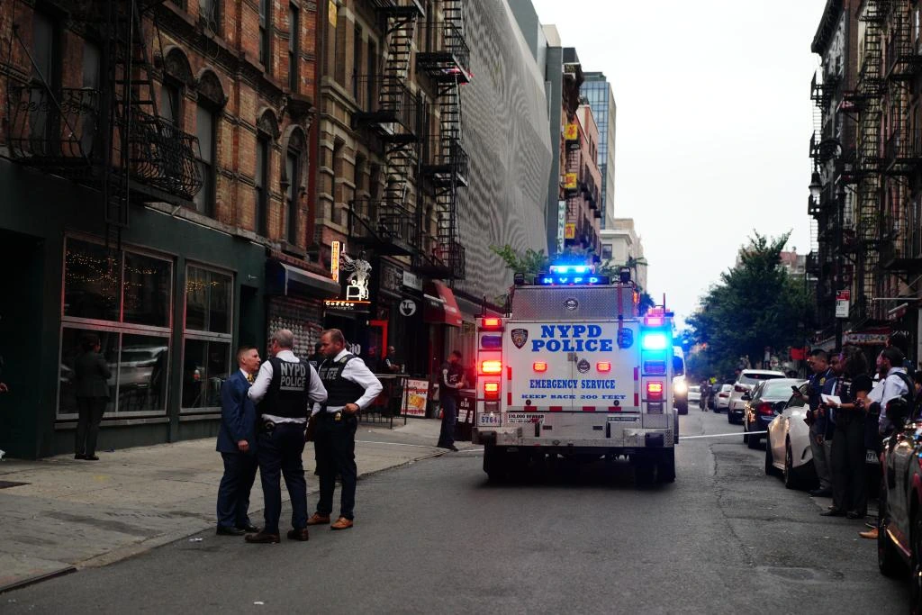 Agentes del Departamento de Policía de Nueva York investigan la escena en el número 126 de la calle Ludlow.