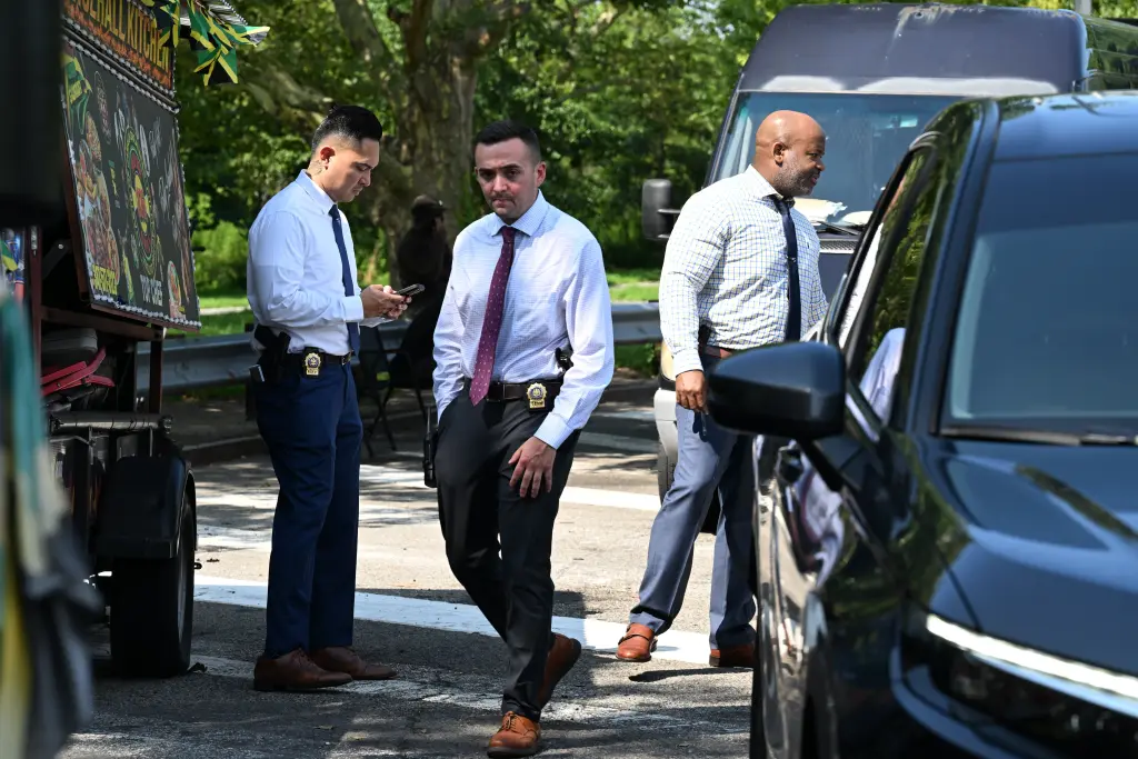 Los detectives rastrean el muelle de Canarsie en busca de pruebas después de que John Garvin, de 30 años, fuera asesinado a tiros.