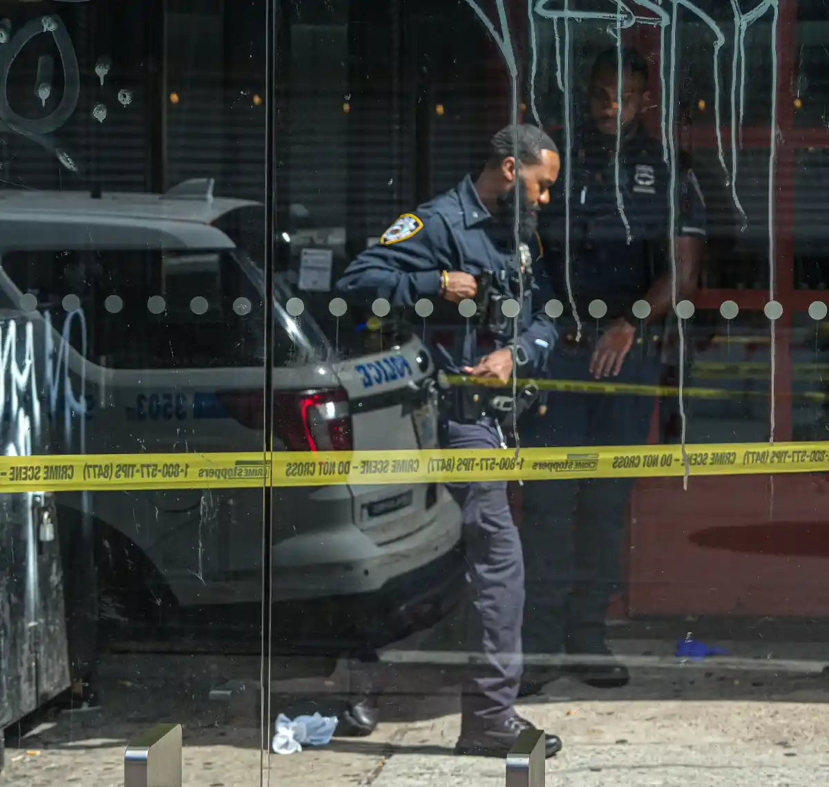 Un hombre recibió un corte en la cara en un ataque a plena luz del día en el Lower East Side el domingo, dijeron las autoridades