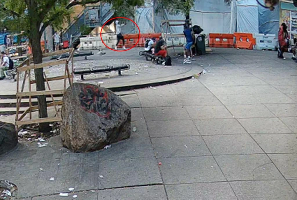En las imágenes de vigilancia obtenidas por The Post, se puede ver a un hombre armado con una sudadera blanca con capucha disparando una ráfaga de balas contra un grupo de personas en una plaza del Bronx.