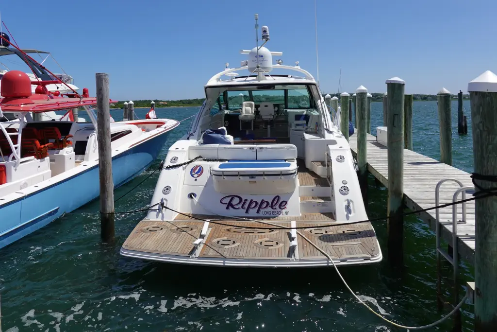 El jueves 7 de agosto de 2025, se puede ver la lancha rápida Ripple atracada en el Montauk Yacht Club, donde Martha Nolan-O'Slatrarra fue encontrada con el agua fría al tacto a pesar de que la embarcación estaba "bastante caliente", según los paramédicos.