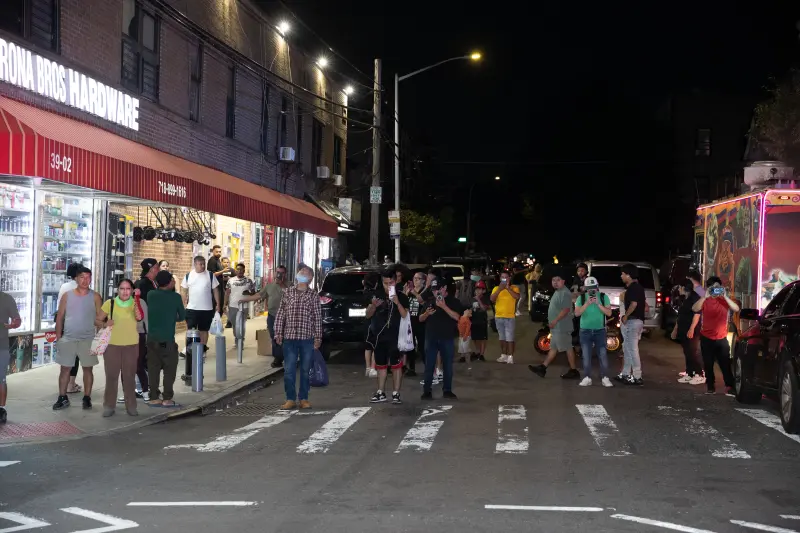Un grupo de curiosos observaba mientras la policía investigaba el lugar del incidente en la intersección de la 39th Ave. y la 103rd St. en Queens.