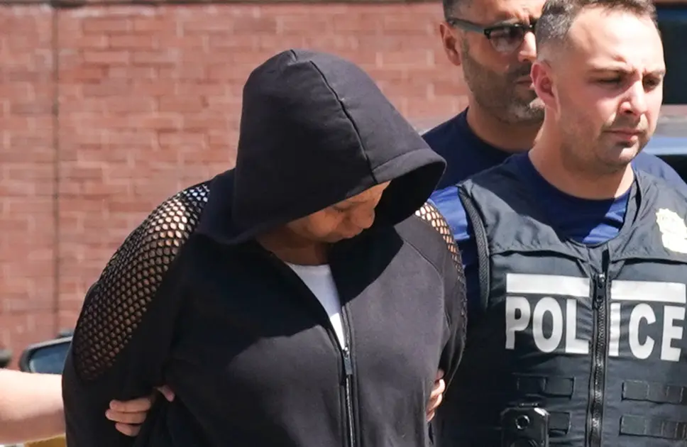 Jennifer Lackard, la ahora ex subcomisionada de policía de Mount Vernon, es escoltada fuera de la comisaría número 44 en el Bronx el martes 4 de agosto de 2026.
