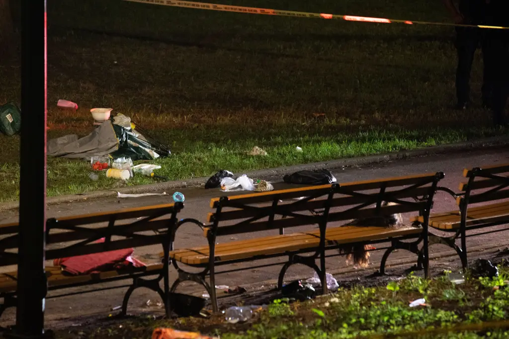 La víctima, una mujer de 30 años, fue afectada varias veces y trasladada al Hospital Brookdale, donde posteriormente fue declarada fallecida