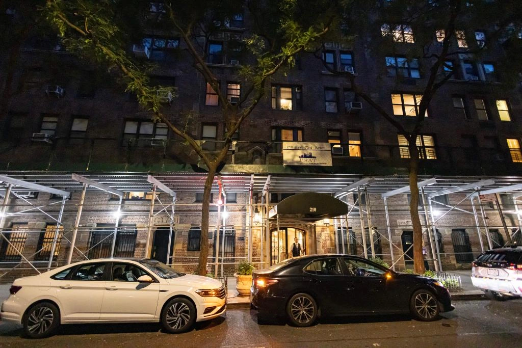 La víctima fue trasladada de urgencia al hospital Weill Cornell, donde su estado se reportó como estable.
