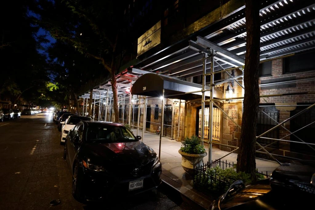 El sábado 8 de agosto de 2026, en el número 210 de la calle 73 Este, en el Upper East Side de Manhattan, una trabajadora de atención médica a domicilio fue presuntamente apuñalada por su cliente de 66 años.