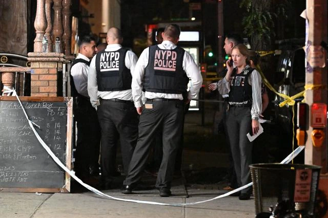 Agentes del Departamento de Policía de Nueva York trabajan en el lugar donde un adolescente fue asesinado a tiros el miércoles 19 de agosto de 2026 en Brooklyn, Nueva York.