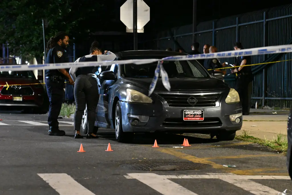 Una mujer de 35 años falleció a causa de un impacto de proyectil y un hombre de 34 años resultó herido en el incidente ocurrido en la intersección de Bergen Street y Howard Avenue.