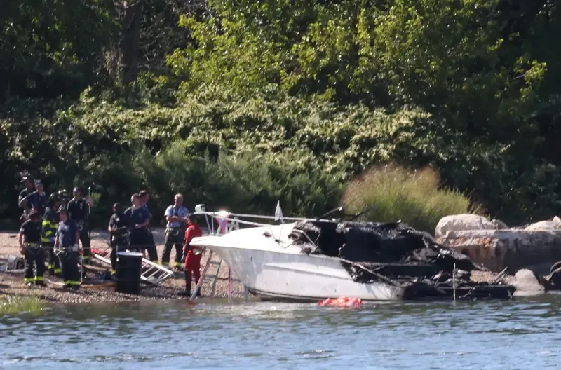 En la imagen se ve a miembros del Departamento de Bomberos de Nueva York (FDNY) junto a una embarcación que tuvo un incidente en el número 691 de Bridge Street en City Island, Bronx, el sábado 29 de agosto de 2026.
