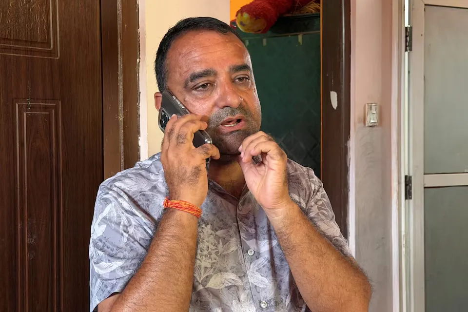 Rajendra Dawadi, director del instituto Tribhuvan Trishuli, habla por el móvil en su casa después de que él y sus compañeros evacuaran a 900 alumnos del centro aproximadamente 10 minutos antes de que unas riadas repentinas destruyeran el edificio del instituto, en Nuwakot (Nepal), el 31 de agosto de 2026.