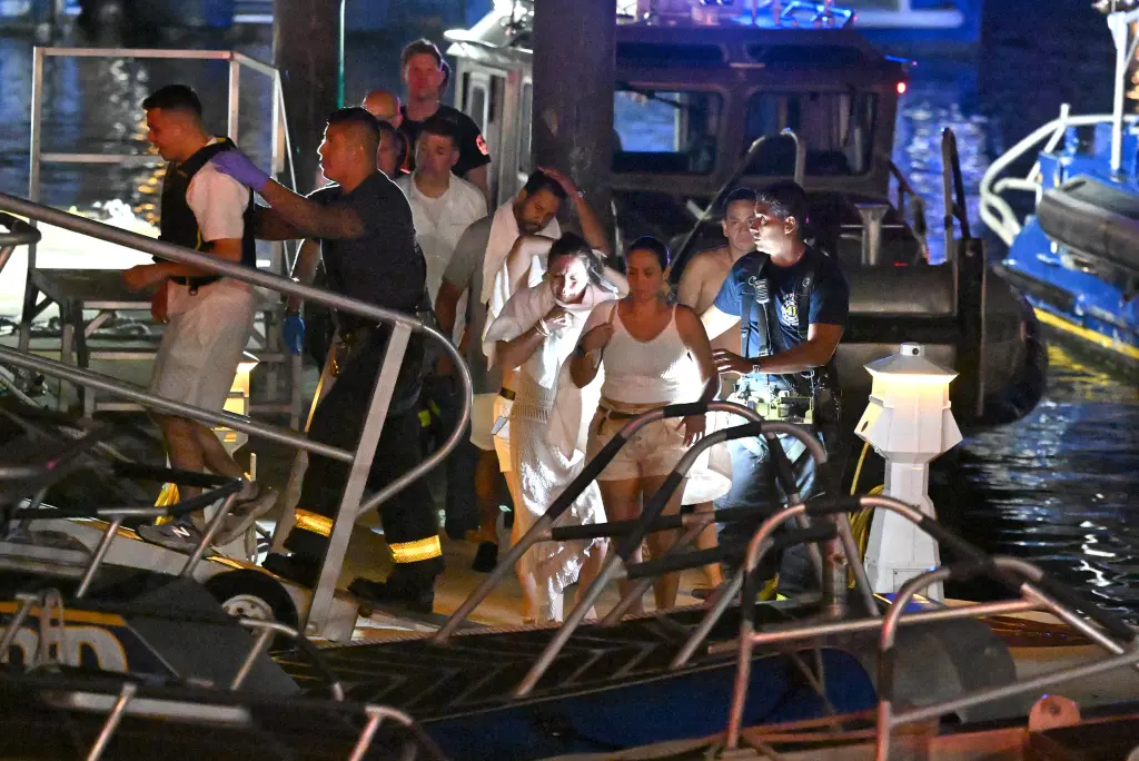 El sábado 8 de agosto de 2026, unidades del Departamento de Bomberos de Nueva York (FDNY) respondieron al naufragio de una embarcación frente a la Isla de la Libertad. Una mujer y un niño fueron rescatados del agua en estado crítico y al menos otras seis personas fueron hospitalizadas después de que la embarcación volcara con más de una docena de personas a bordo.