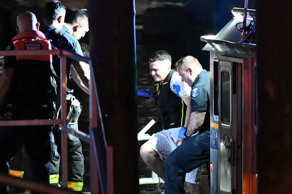 El novio de Sara Sánchez aparece junto a los servicios de emergencia tras el fatal naufragio en el puerto de Nueva York.