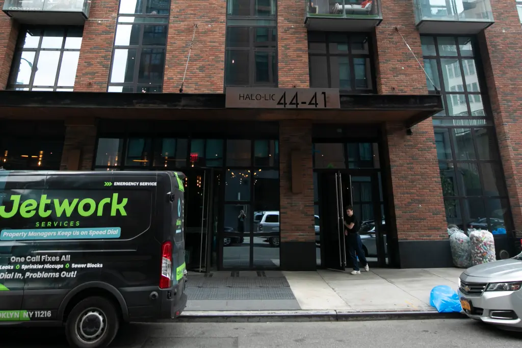 Los Kim afirmaron que el portero de su edificio le entregó las llaves de su apartamento a un desconocido mientras ellos estaban fuera.