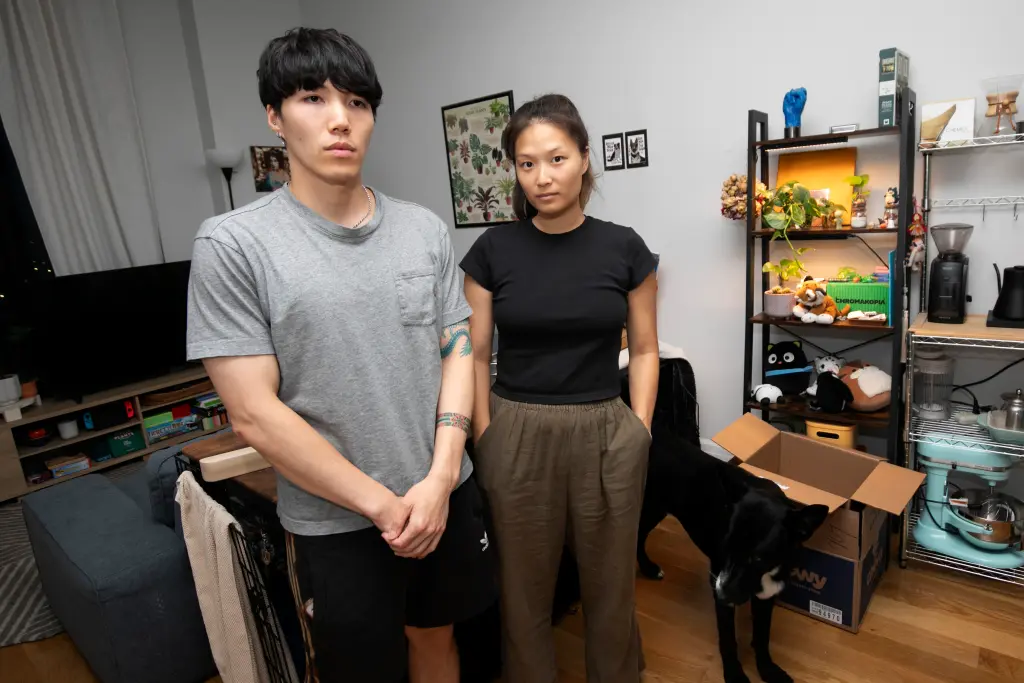 Bill y Yelim Kim, ambos de 28 años, hablan con The Post en su apartamento de Long Island City después de la terrible experiencia.
