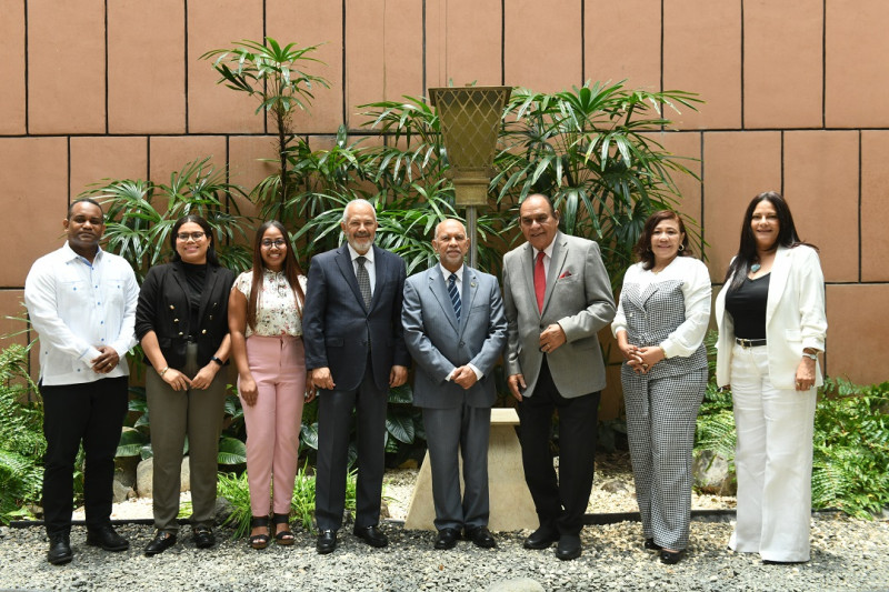 Miguel Franjul y Fabio Cabral, director y subdirector del Listín Diario, comparten con la delegación de la ADP, liderada por Eduardo Hidalgo, tras finalizar el Desayuno del Listín.