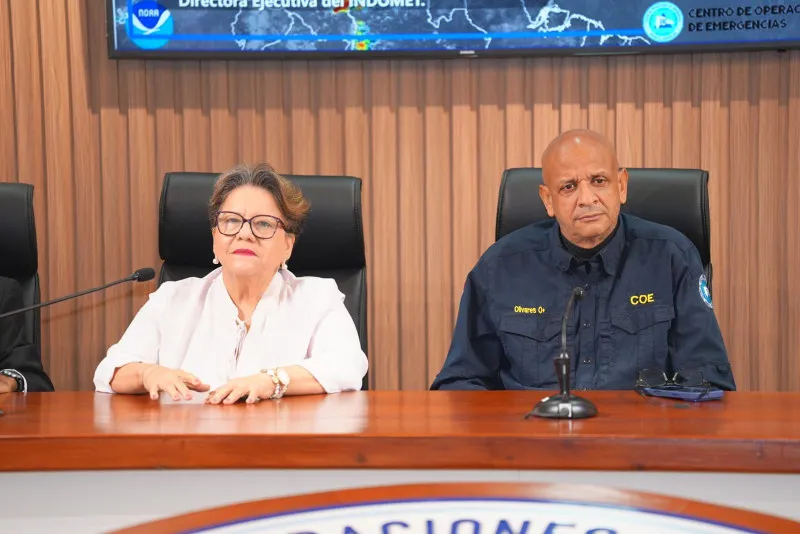 Gloria Ceballos, directora del Indomet, junto a Erdwin Robert Olivares Luciano, director del COE