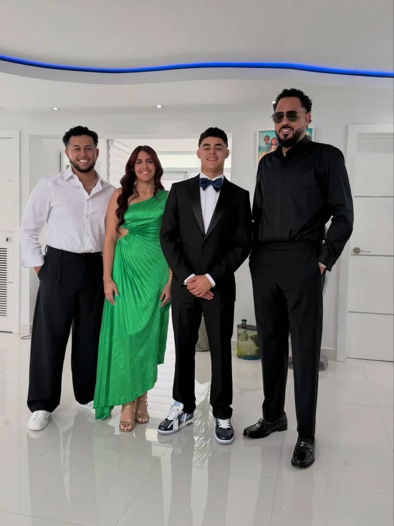 Mía, Rafael y Antonio recibieron los vehículos de manos de su padre.Instagram