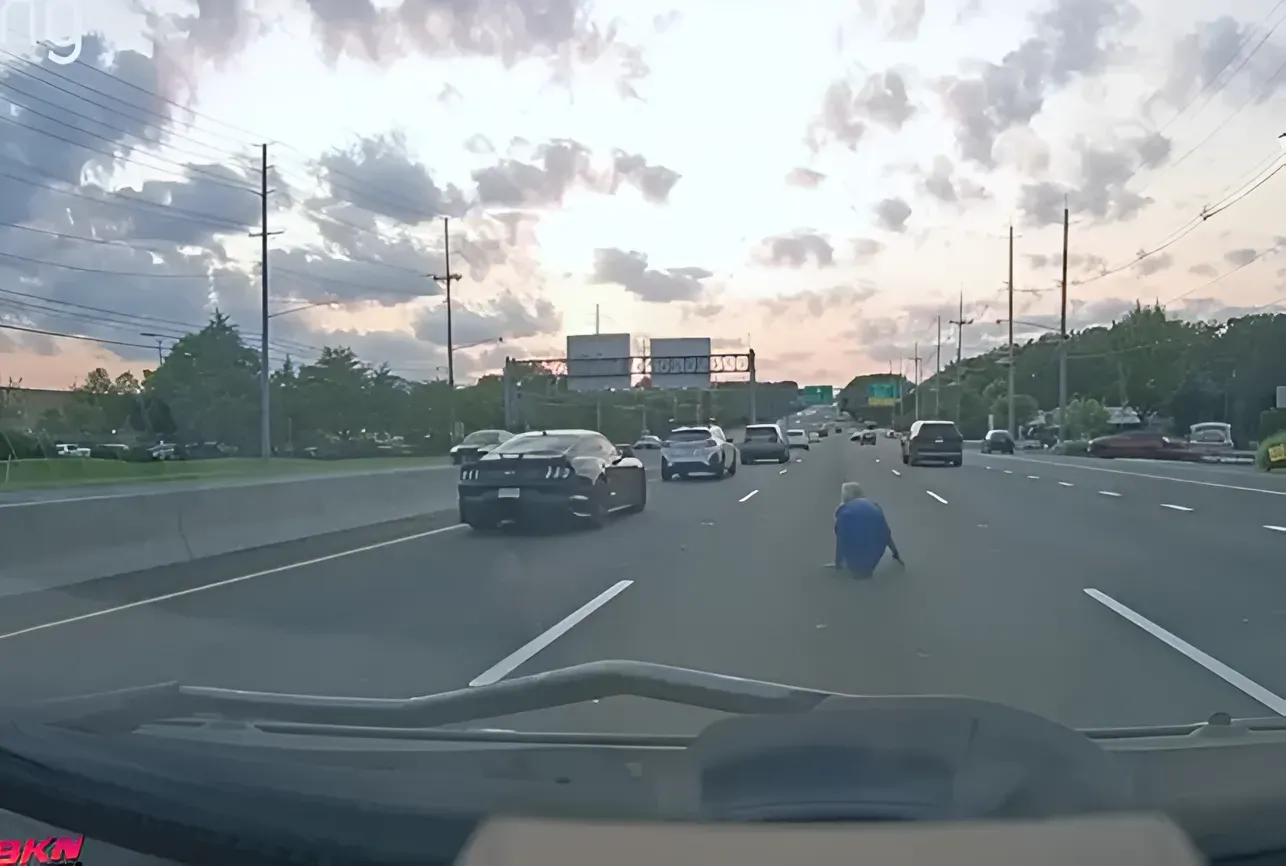 Al frente, en medio de la autopista, la joven Anaís
