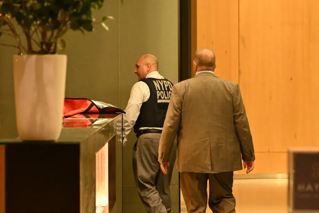 Según fuentes policiales, los agentes vieron a un hombre sin ropa utilizando un extintor para obstruir las cámaras de vigilancia antes de intentar irrumpir en un apartamento.