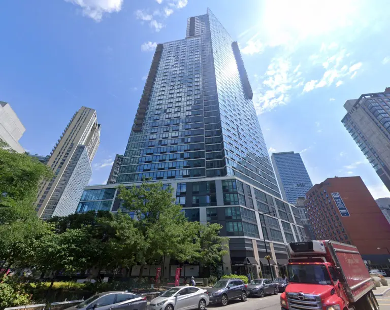 El brutal episodio tuvo lugar en un lujoso rascacielos de Long Island City, donde los apartamentos de dos habitaciones se alquilan por más de 6.000 dólares al mes.