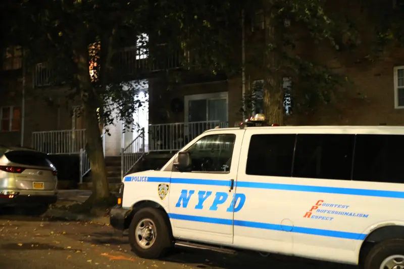 La policía fue alertada a las 11:10 de la mañana sobre el hallazgo de una persona inconsciente en una residencia de New Springville, en Elmwood Park Drive. 