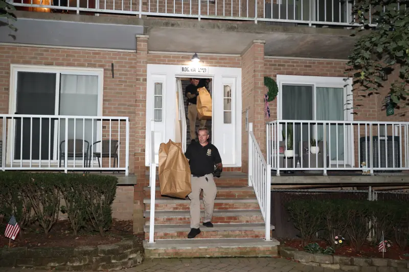 La policía retira pruebas de una vivienda en Staten Island donde una persona fue encontrada sin signos un presunto homicidio el 18 de agosto de 2026.