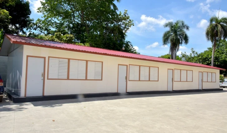 Pese a que el Ministerio de Educación de la República Dominicana (MINERD, a través de la Dirección de Infraestructura Escolar (DIE) informó que ha incorporado más de 1,200 aulas nuevas al sistema educativo nacional de cara al inicio del año escolar 2026-2027, como parte de un amplio programa de ampliación y recuperación de la infraestructura escolar que también ejecuta la intervención con trabajos de mantenimientos correctivos en 1,342 planteles en todo el país, aún se instalan aulas móviles.