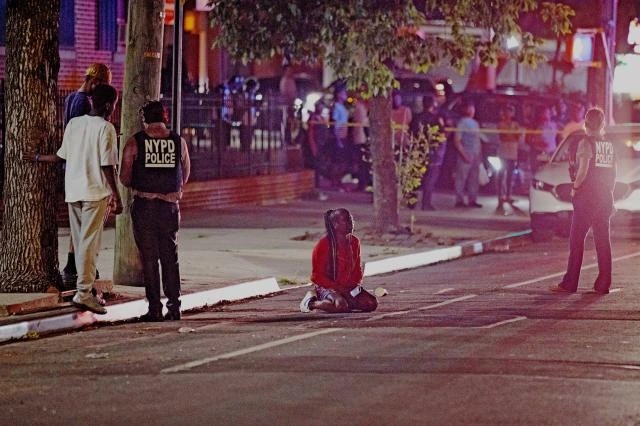 Familiar de la victima arrodillado devastado por el suceso