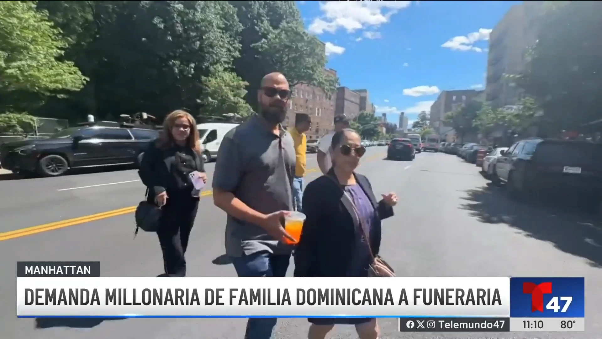 Familia dirigiéndose hacia la funeraria cuando se enteran del lamentable hecho.