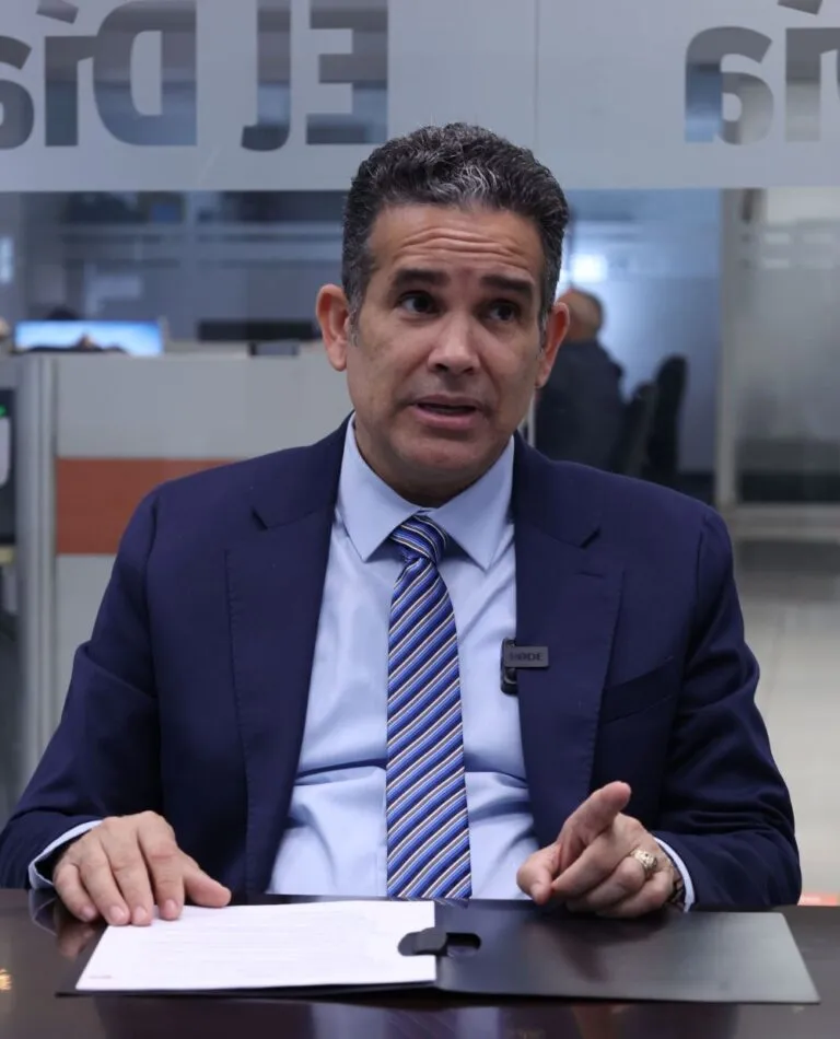 Eduardo Tavárez Guerrero mientras es entrevistado en el Día. Alexis Monegro.
