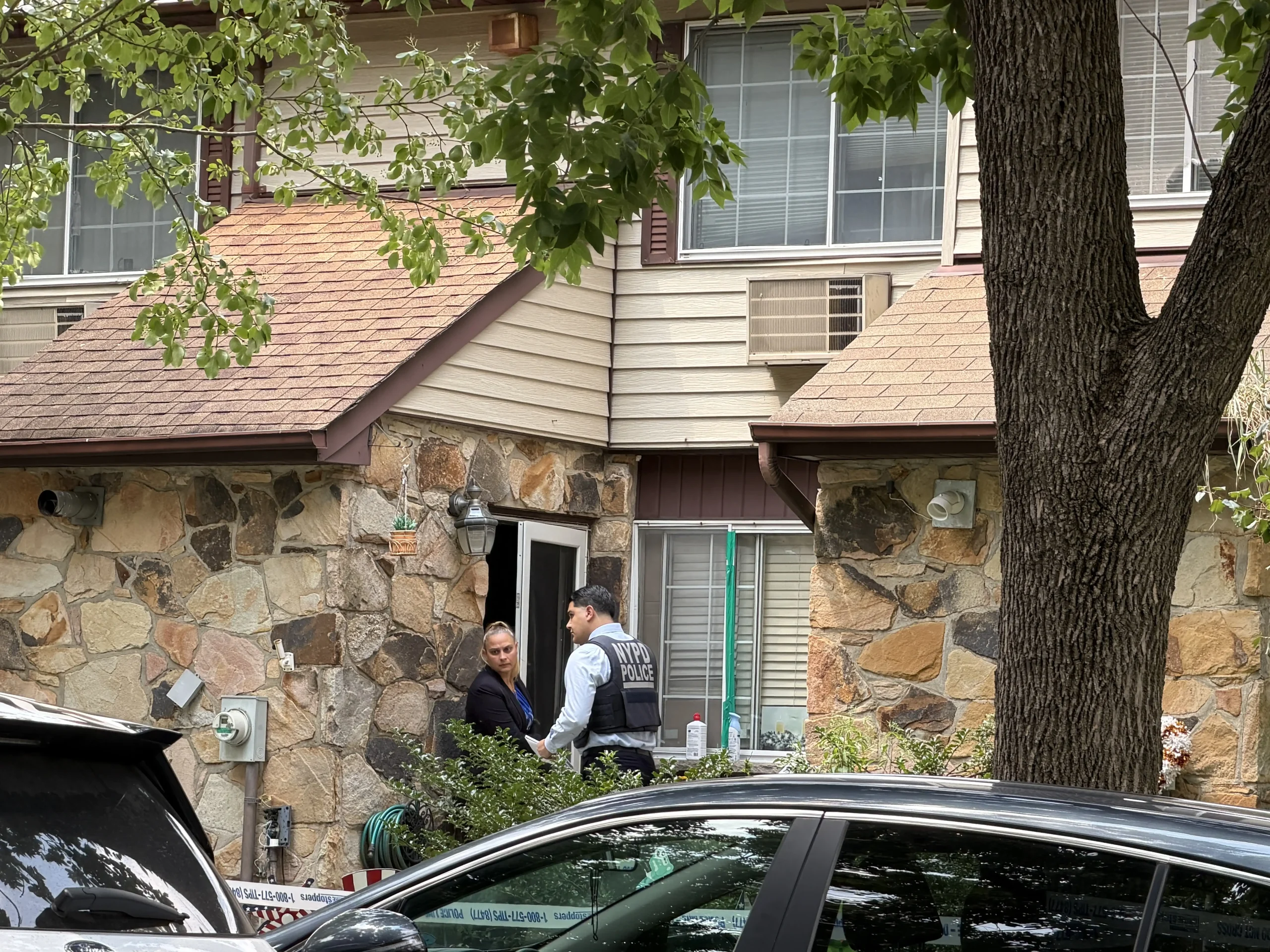 La policía investiga un incidente con proyectiles ocurrido el jueves en Garth Court, en Staten Island. (Rose Abuin / New York Daily News)