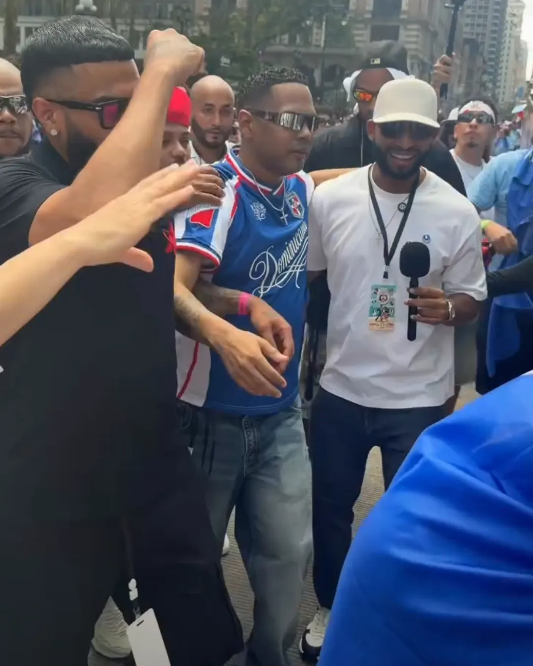 Alofoke se da un baño de pueblo durante la Parada Dominicana en Manhattan