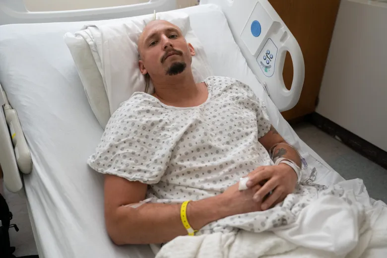 En la fotografía aparece Aaron Rodriguez en una cama de hospital tras ser lesionado con un objeto cortante repetidamente en la estación de metro de la calle 82 y Jackson Heights la madrugada del jueves 13 de agosto de 2026. (Barry Williams / New York Daily News)