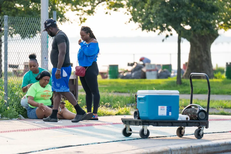 La policía acudió al lugar donde John Garvin recibió varios impactos de proyectiles en el muelle de Canarsie, en Brooklyn, el domingo. (Theodore Parisienne / New York Daily News)