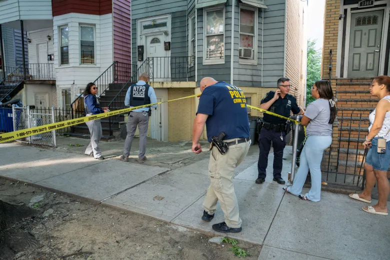 La policía investiga el desenlace fatal con un impacto de proyectil, de un joven de 16 años ocurrido la madrugada del lunes dentro de una casa en Prospect Ave., cerca de la calle 169 Este, en el Bronx. (Theodore Parisienne / New York Daily News)