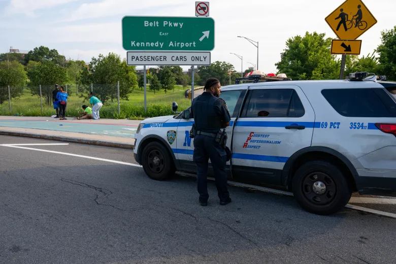 La policía acudió al lugar donde John Garvin recibió varios impactos de proyectiles en el muelle de Canarsie, en Brooklyn, el domingo. (Theodore Parisienne / New York Daily News)