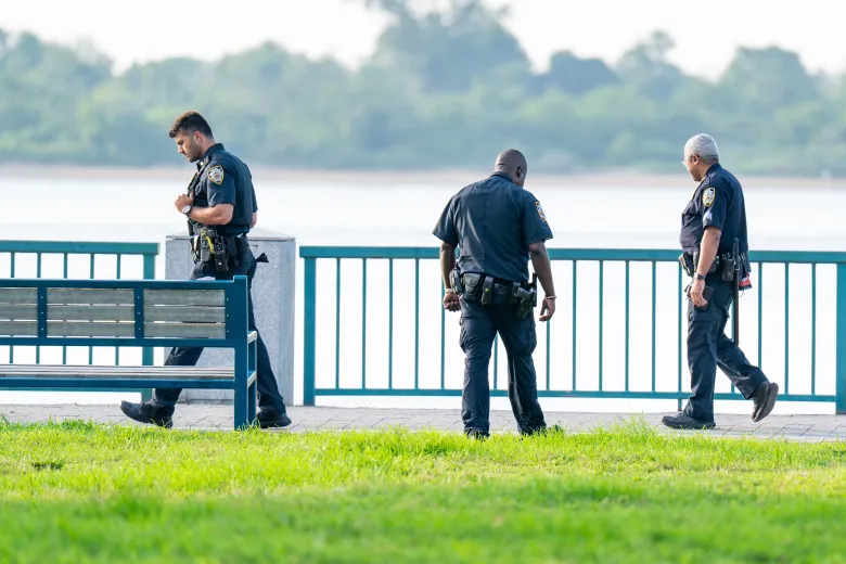 La policía acudió al lugar donde John Garvin recibió varios indeseables en el muelle de Canarsie, en Brooklyn, el domingo. (Theodore Parisienne / New York Daily News)