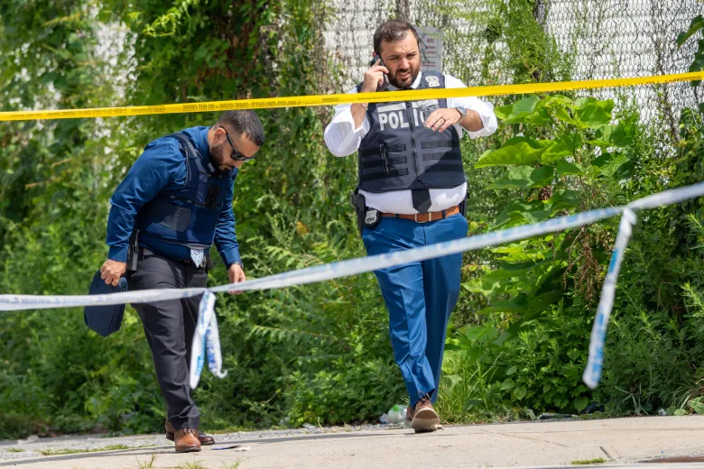 Sofronie Hartzog, de 33 años, fue declarada fallecida en el Hospital Brookdale tras recibir un proyectil en la espalda y entrar herida en el bar y salón Ooh La La en Brooklyn el domingo. (Theodore Parisienne / New York Daily News)
