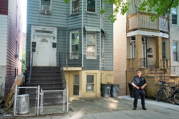 La policía investiga el triste final de un joven de 16 años ocurrido la madrugada del lunes dentro de una casa en Prospect Ave., cerca de la calle 169 Este, en el Bronx. (Theodore Parisienne / New York Daily News)