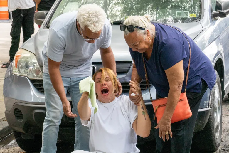 Familiares lloran en el lugar de los hechos tras el lamentable final de un joven de 16 años dentro de una casa en Prospect Ave., cerca de la calle 169 Este, en el Bronx, el lunes. (Theodore Parisienne / New York Daily News)