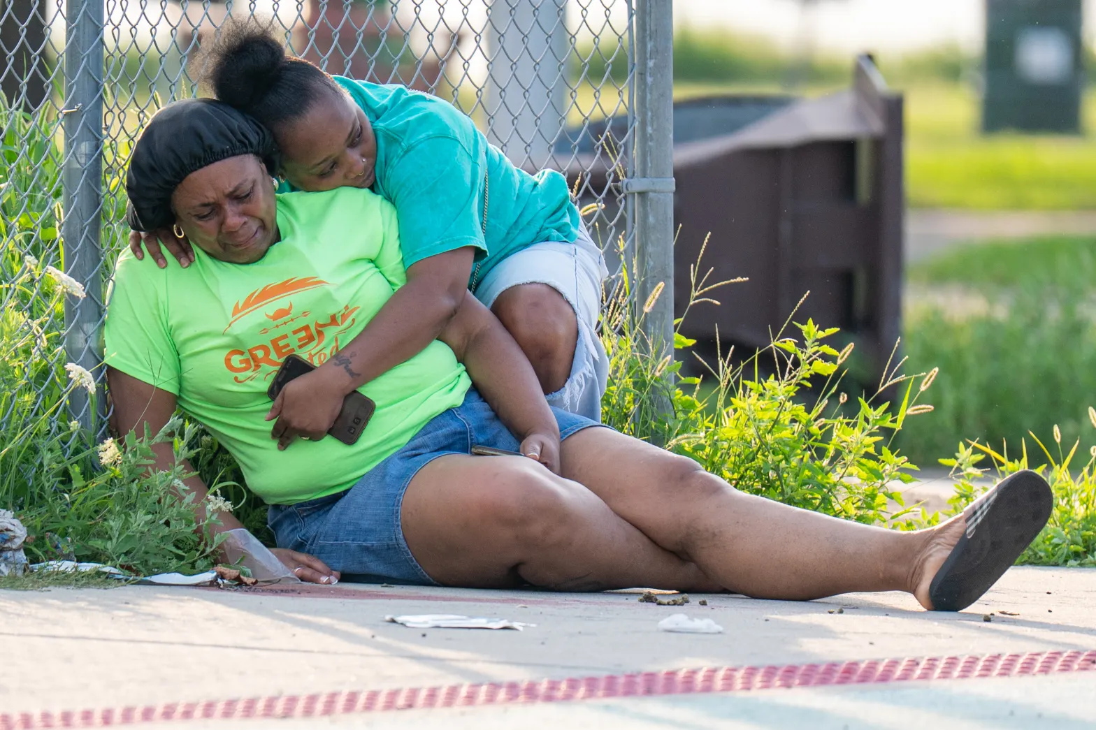 (Familiares lloran en la escena por la víctima John Garvin, de 30 años, fue declarado fallecido en el Hospital Brookdale tras recibir varios impactos de proyectiles en el muelle de Canarsie, en Brooklyn, el domingo 9 de agosto de 2026 a las 7:24. (Theodore Parisienne / New York Daily News)