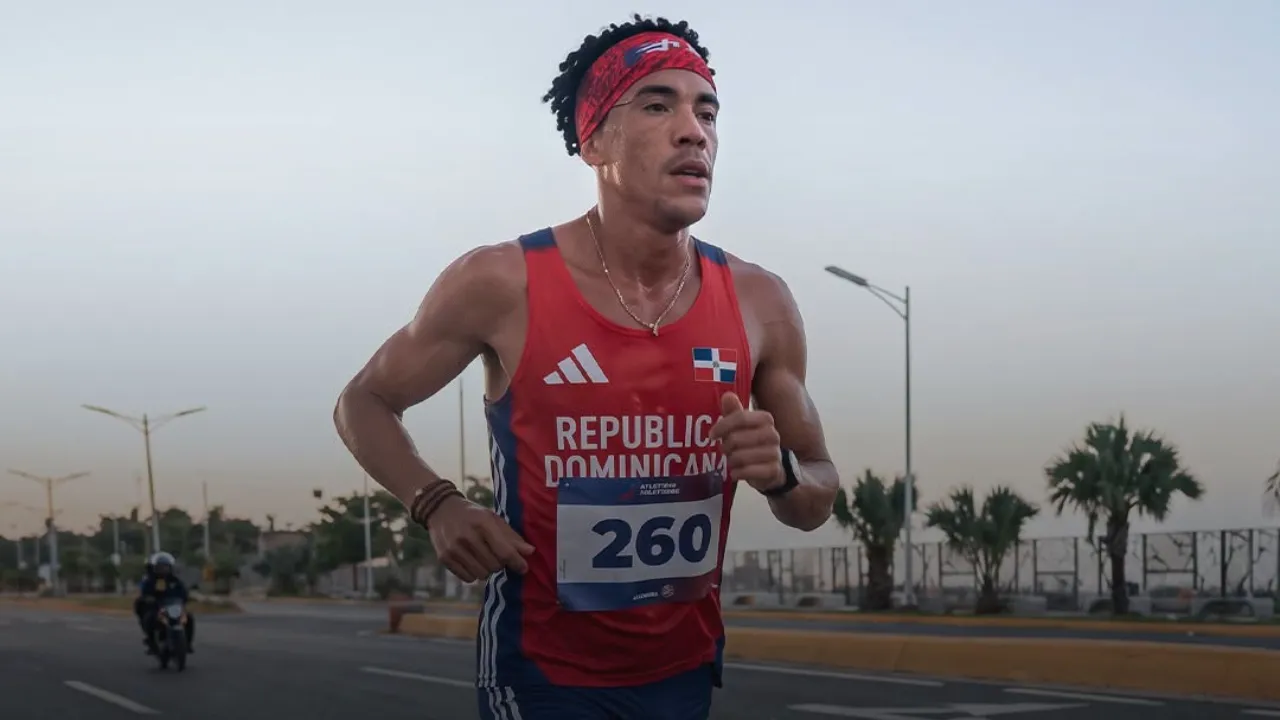 Dominicano Álvaro Abreu gana el oro de la media maratón
