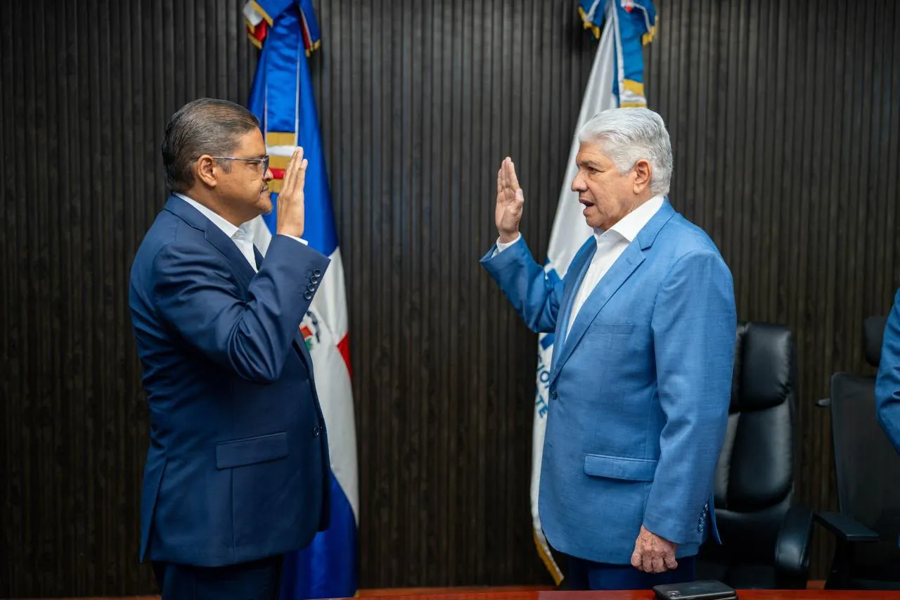 El ministro de Obras Públicas, Eduardo Estrella, juramenta al nuevo director del Intrant, Juan Manuel Méndez.