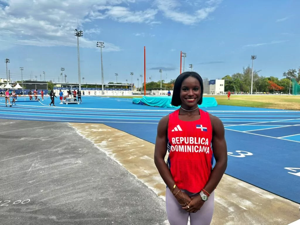 Liranyi Alonso, atleta de La Vega, conquistó el oro en los 100 metros planos de los Juegos Centroamericanos y del Caribe Santo Domingo 2026.