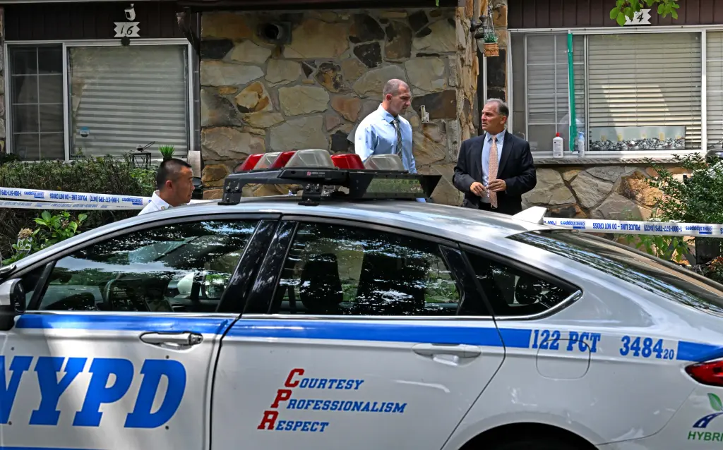 Agentes del Departamento de Policía de Nueva York en el lugar de un incidente en Staten Island el 13 de agosto de 2026.