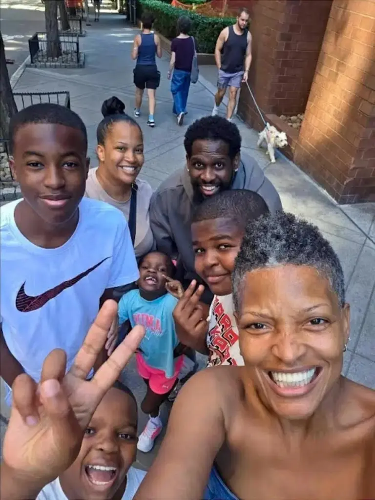 Artículos que aparecen en una foto con la familia.