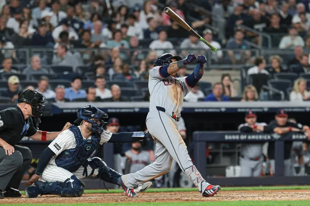 El tercera base de los Cleveland Guardians, José Ramírez, pierde el bate al intentar un swing durante la séptima entrada contra los New York Yankees el 2 de junio de 2026, en el Yankee Stadium en el Bronx, Nueva York. (Imagn Images)